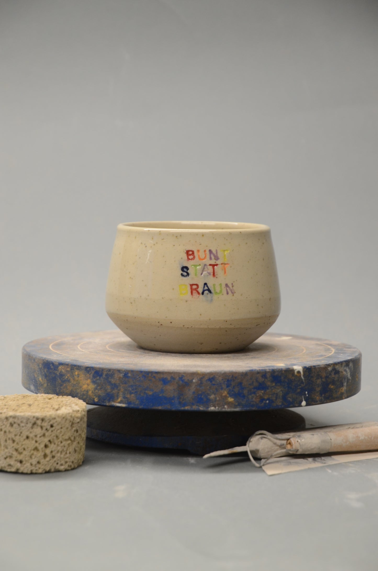 Bunt statt Braun Becher