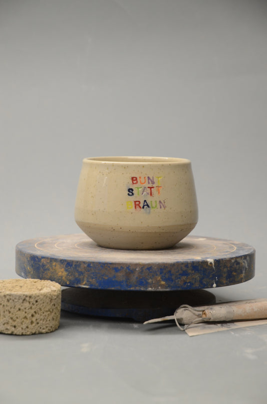 Bunt statt Braun Becher