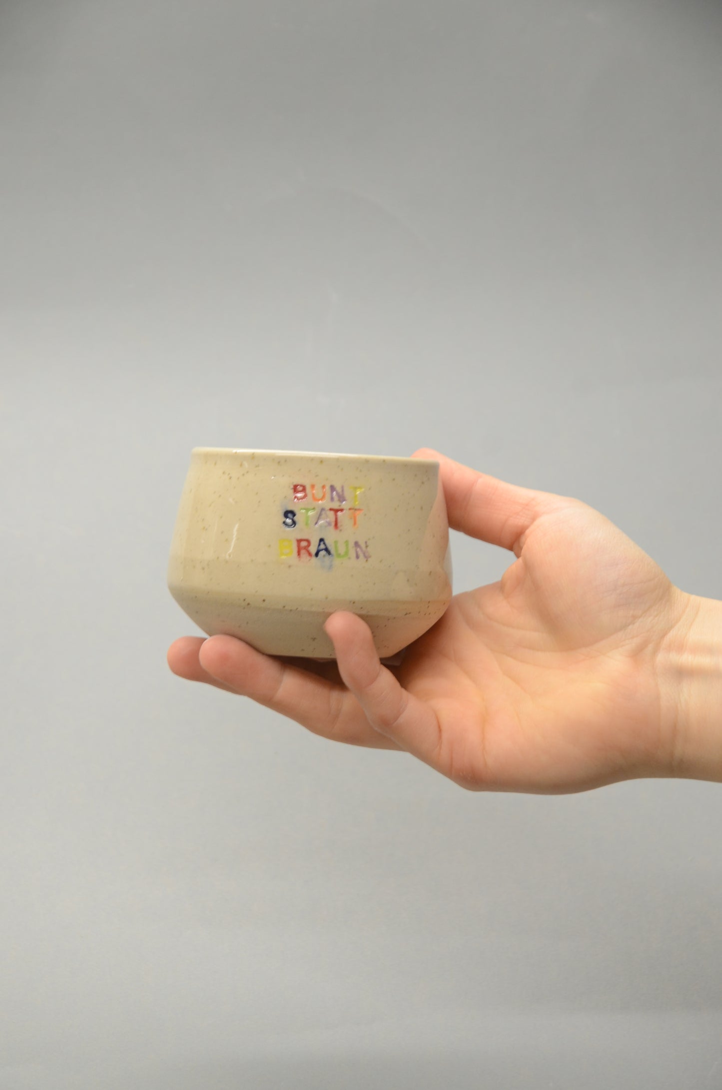 Bunt statt Braun Becher